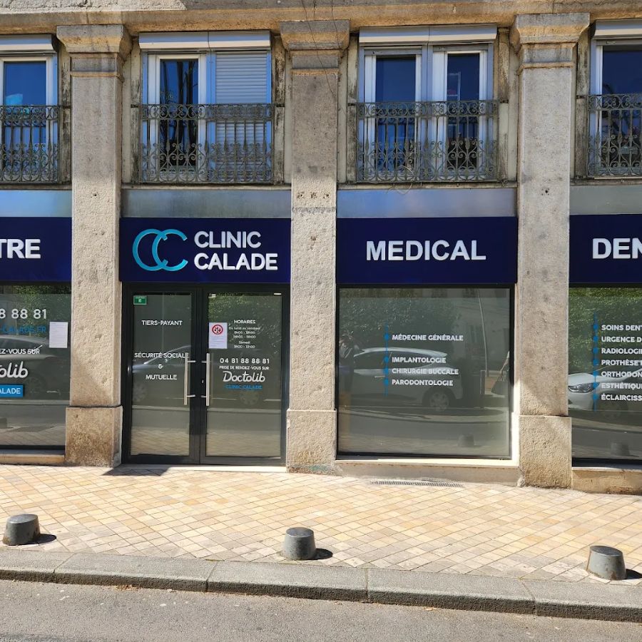 Façade du centre au 150 rue de la République : porte vitrée sous l'enseigne Clinic Calade, vitrines « Médical » et « Dentaire »